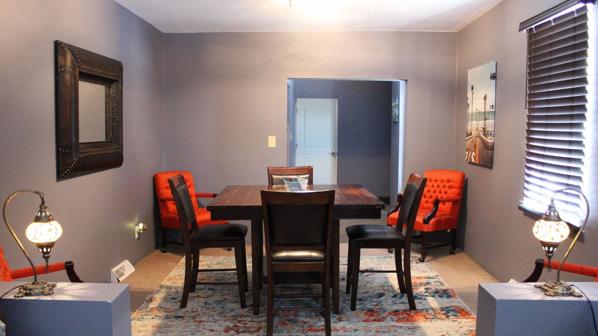 Alton Apartment | Swanky fun city apartment close to Fast Eddie’s! Minutes from downtown Alton.