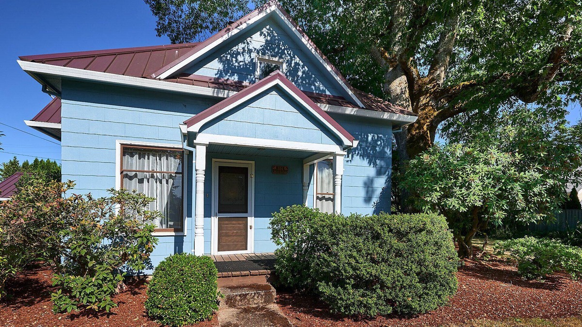 Carlton House | Swanky Historic Farmhouse in Downtown Carlton