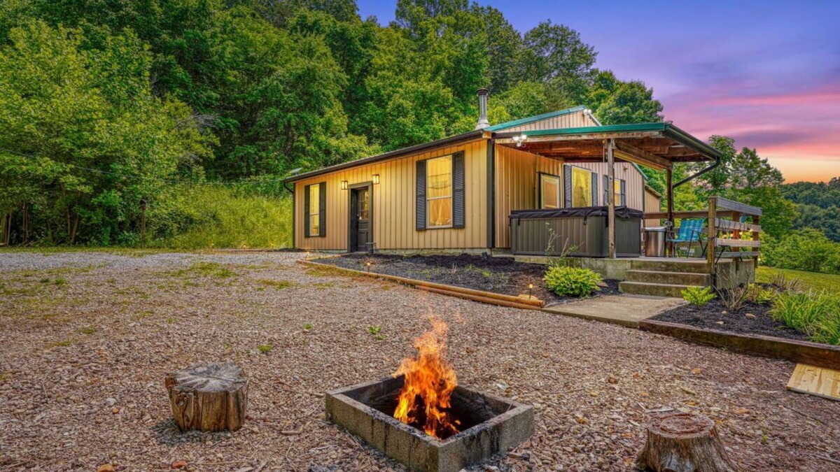 South Bloomingville Cabin | Swaying Pines Cabin with EV Charging Station
