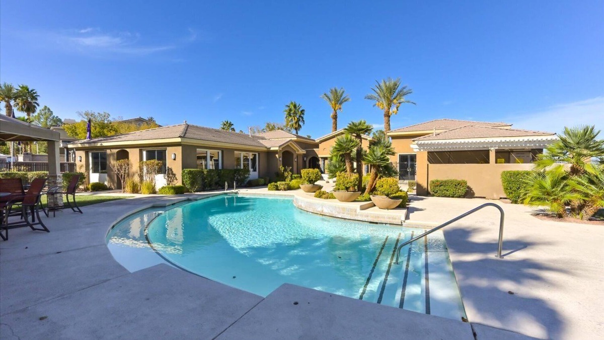 Seven Hills Condo | Sweeeeet Condo! Pools, gym & more. Covered ParkingnSeven Hills/Anthem area