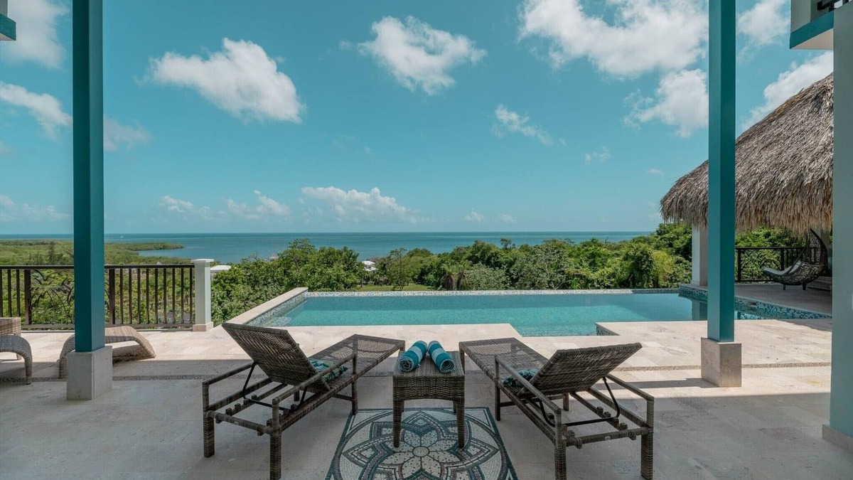 Pristine Bay House | Sweeping panoramic views of the reef