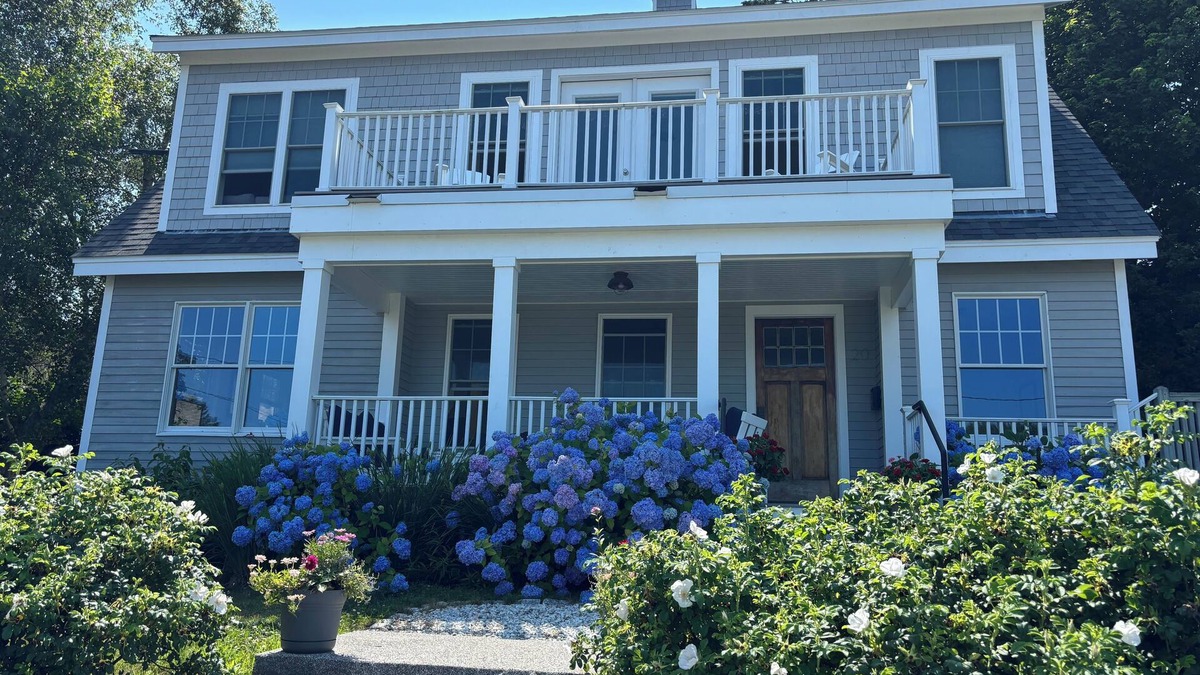 Loveitts Field Cottage | Sweeping Ocean Views in Cape Elizabeth Maine