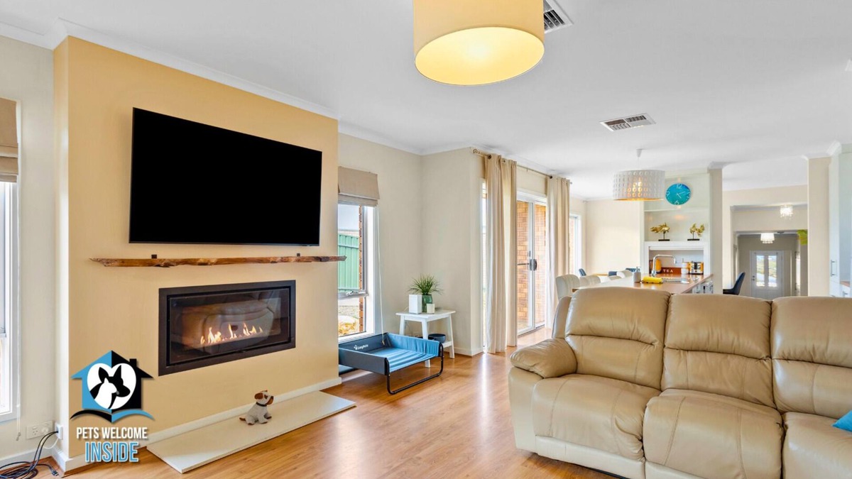 Victor Harbor House | Sweeping Ocean Views 4BR on One Acre