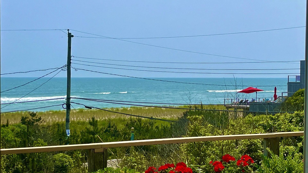 Long Island House | Sweeping ocean views on Sky Walk. Renovated 2023, open floor plan. pets ok