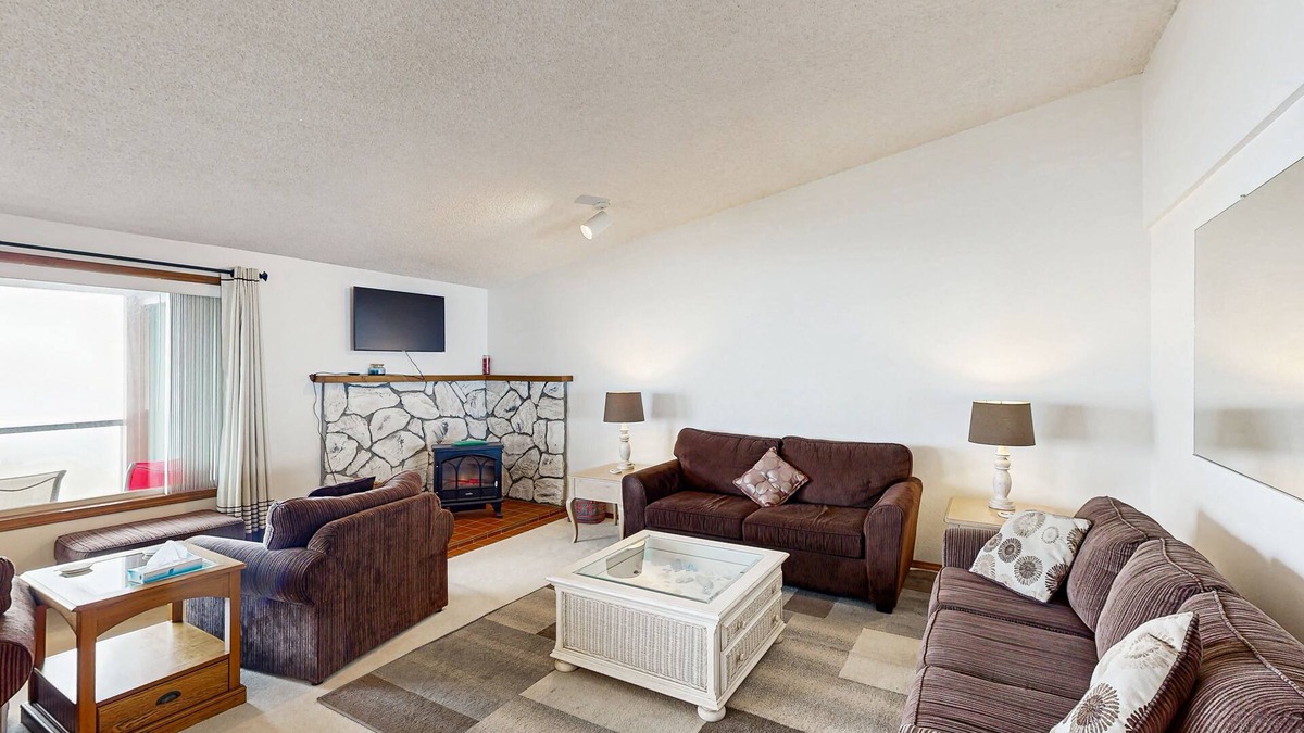 Brookings Condo | Sweeping Oceanfront Views Await Tranquil Condo w/Balcony, Beach Access, W/D