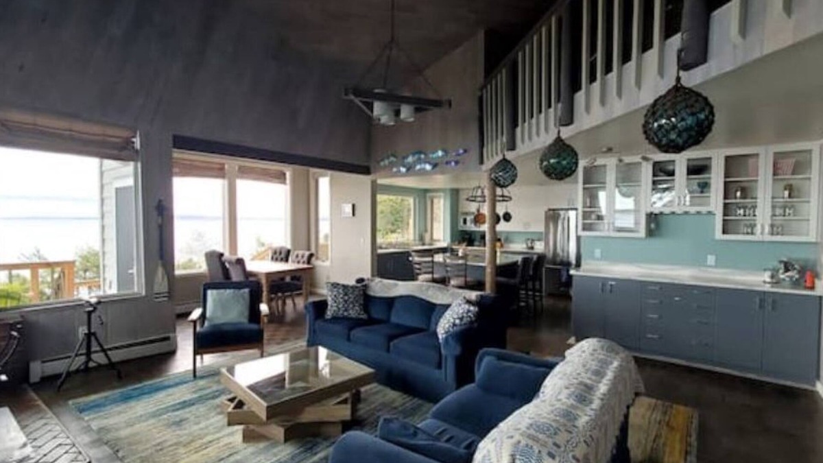 Eastsound Cabin | Sweeping Views on the Water