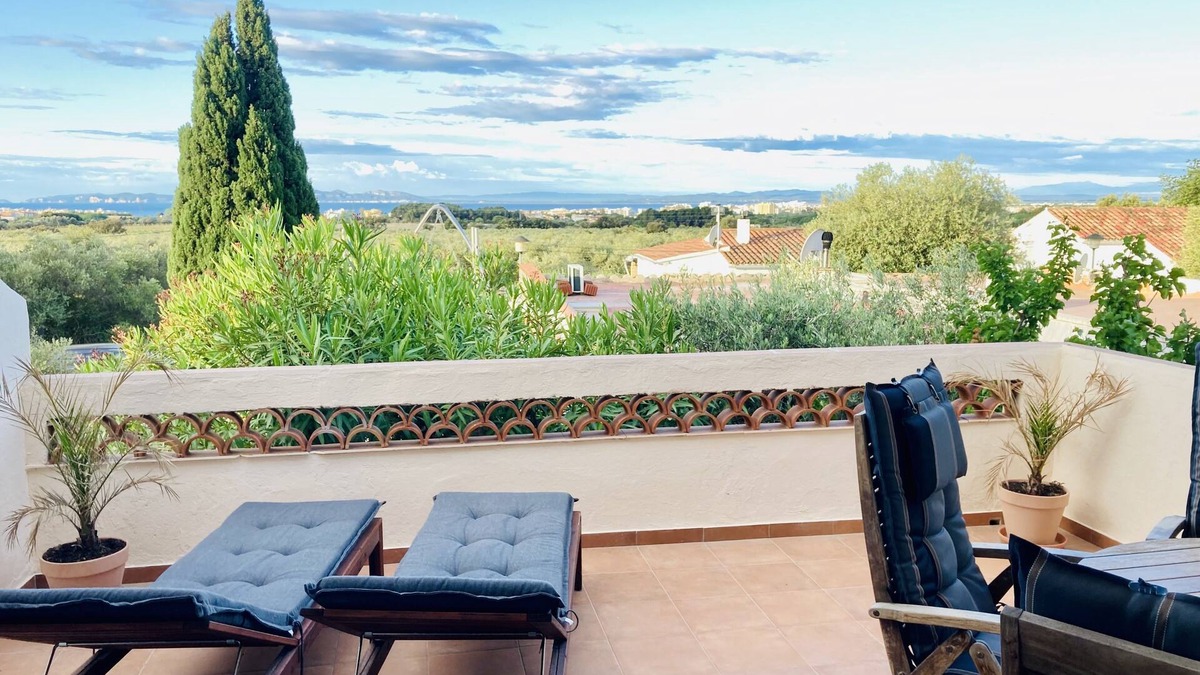 El Mas Bosca Apartment | Sweeping views over the bay of Roses