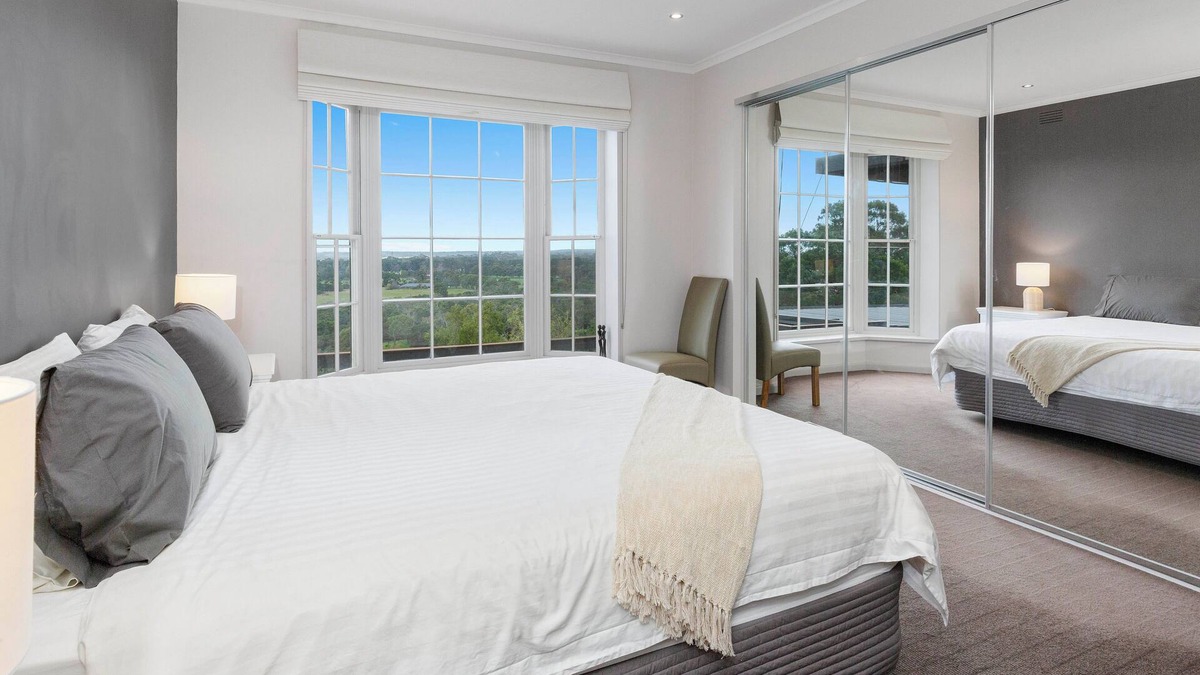 Mount Eliza House | Sweeping Views Two Bays