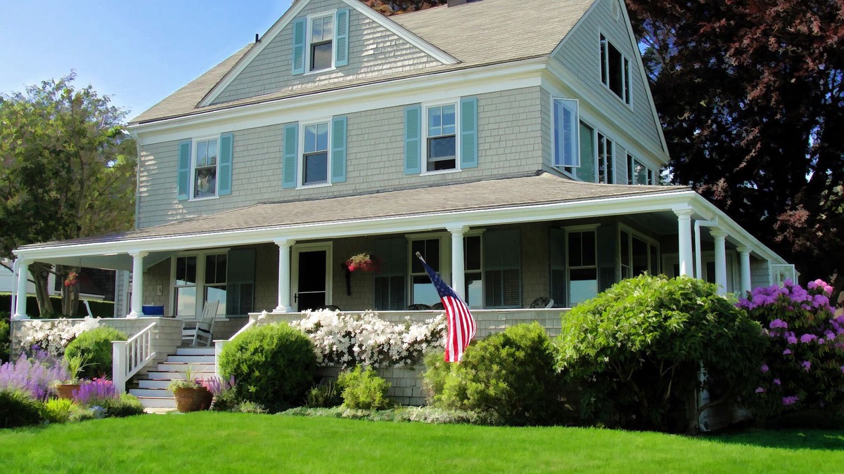 Jamestown House | Sweeping waterviews; tranquil, wrap-around porch; walk to beach & shops