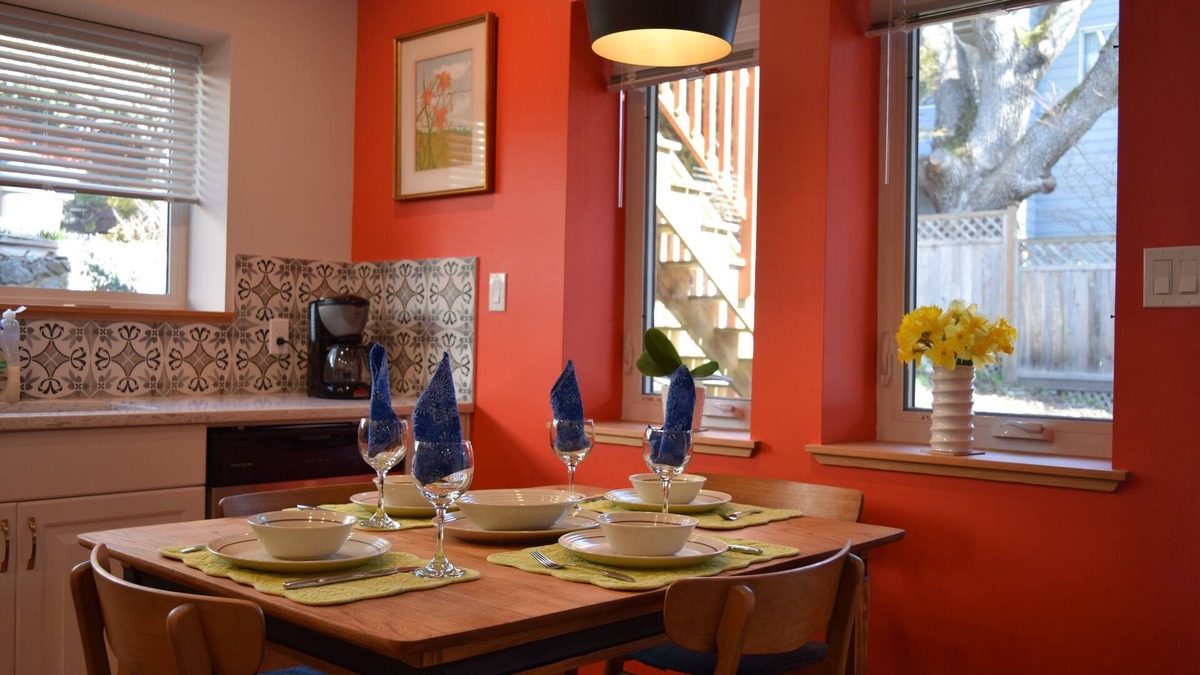 Saanich East House | Sweet 1 bedroom ground-level Garden Suite steps away from Cedar Hill trails
