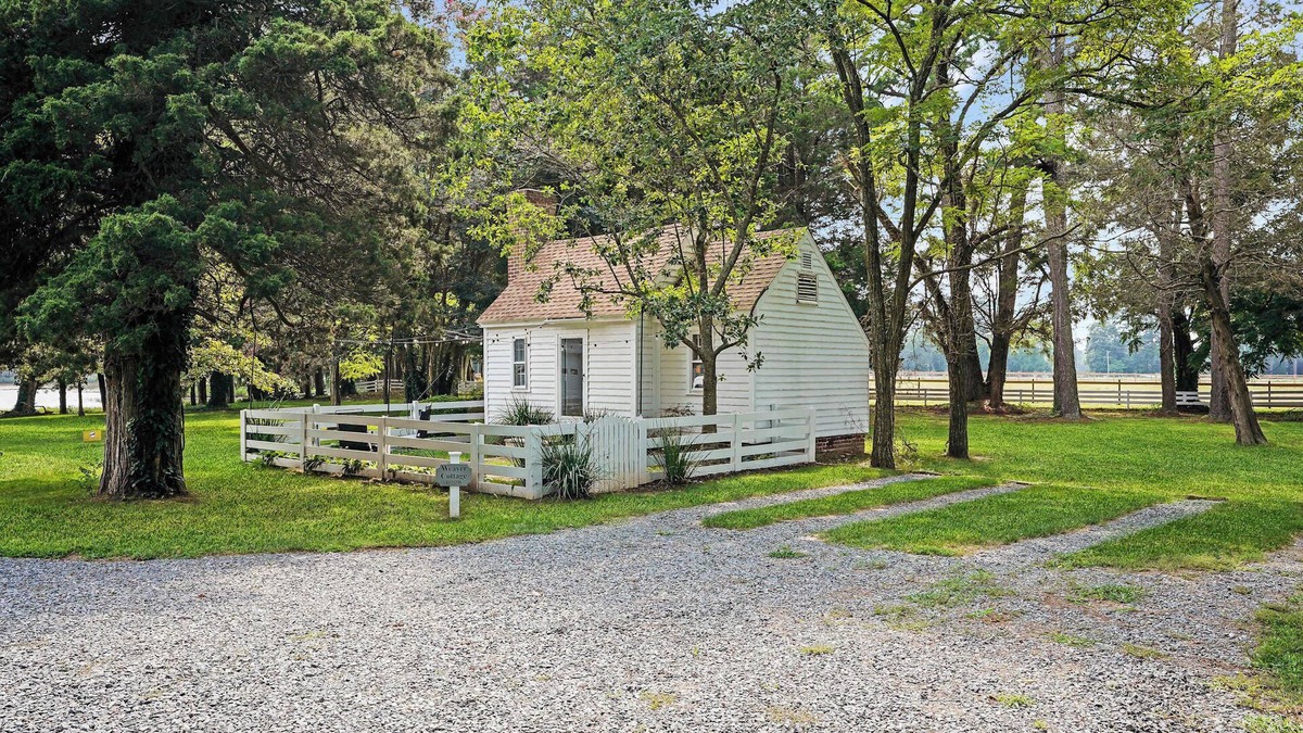 Locustville Apartment | Sweet 1BDR Farm Cottage w/Fire Pit + Creek View