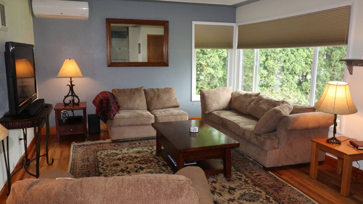 Independence House | Sweet 3 Bedroom, Walk to Main St!