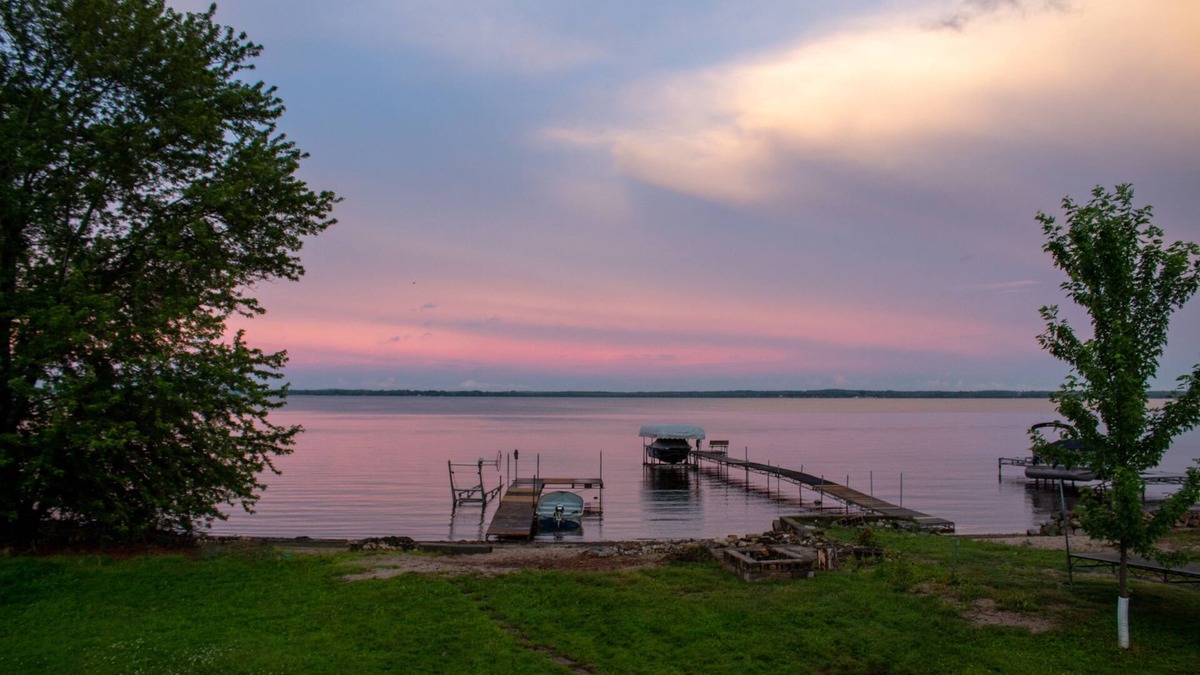 Edgerton House | Sweet beach front on Lake Koshkonong w/lots of room & a Paddleboat