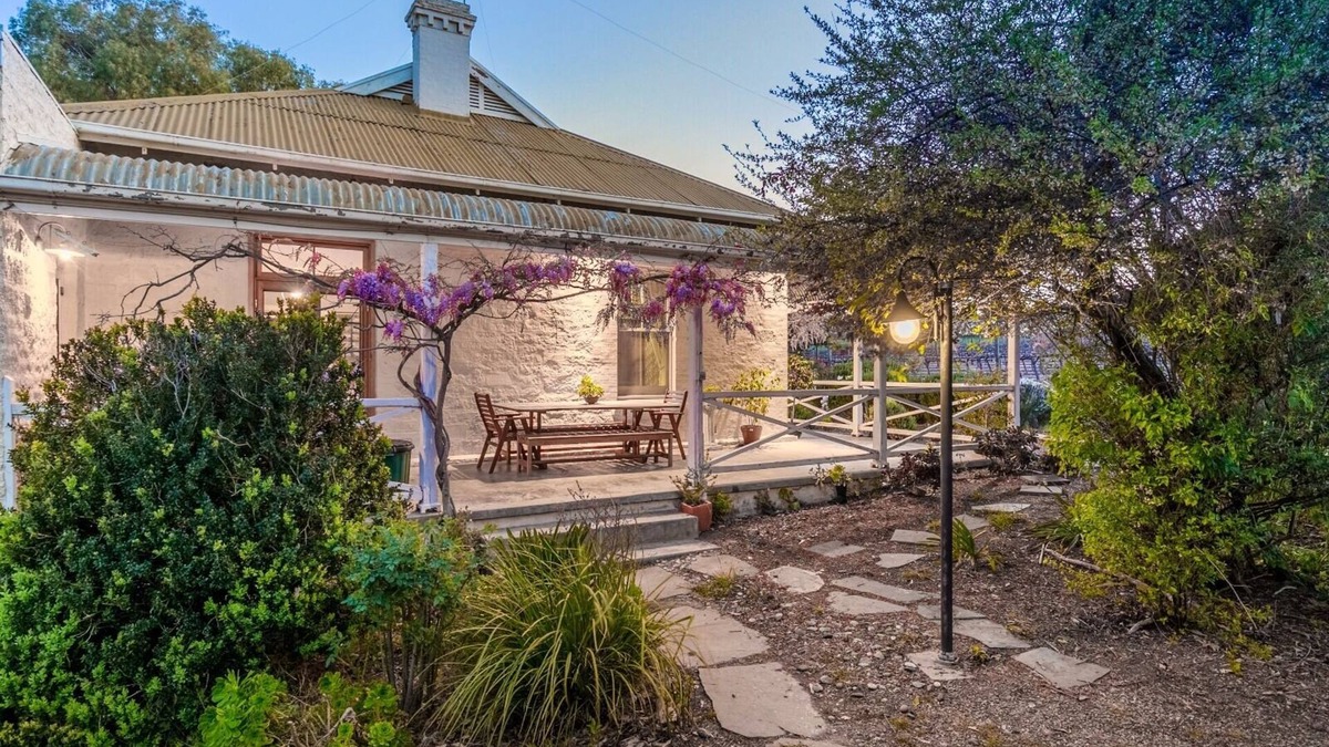 Stanley Flat Cottage | SWEET BRIAR IN THE VINES - CLARE