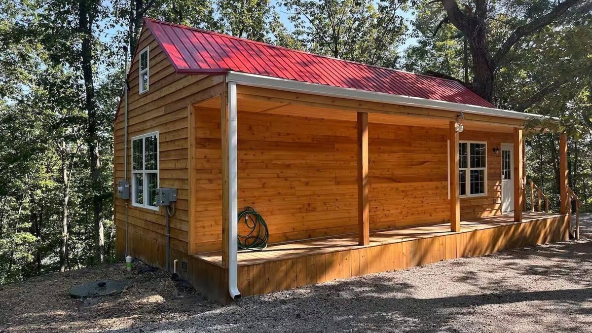 East Bernstadt Cabin | Sweet Cabin. Sleeps 6. Bedroom Queen Bed 2, Loft Two Twin Beds, Queen Sofa 2.