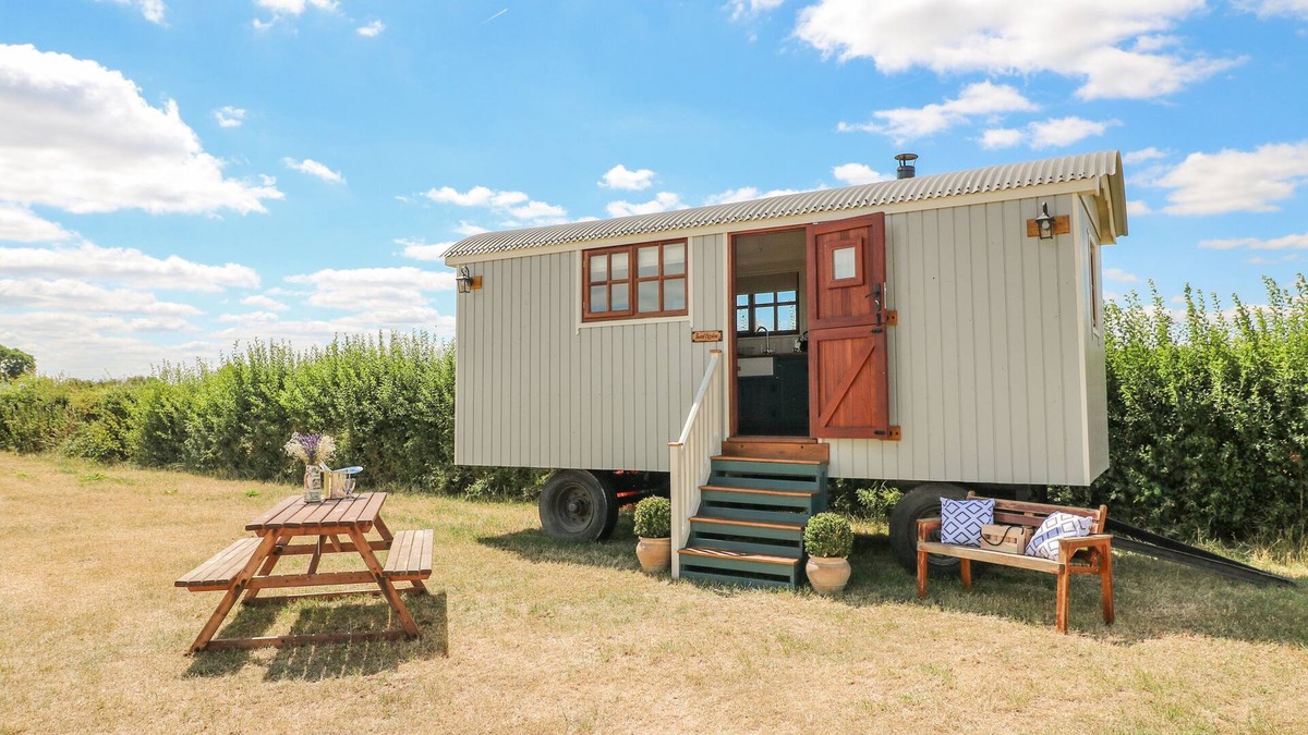 East Drayton Cottage | SWEET CAROLINE SHEPHERD’S HUT, pet friendly in Sutton-On-Trent