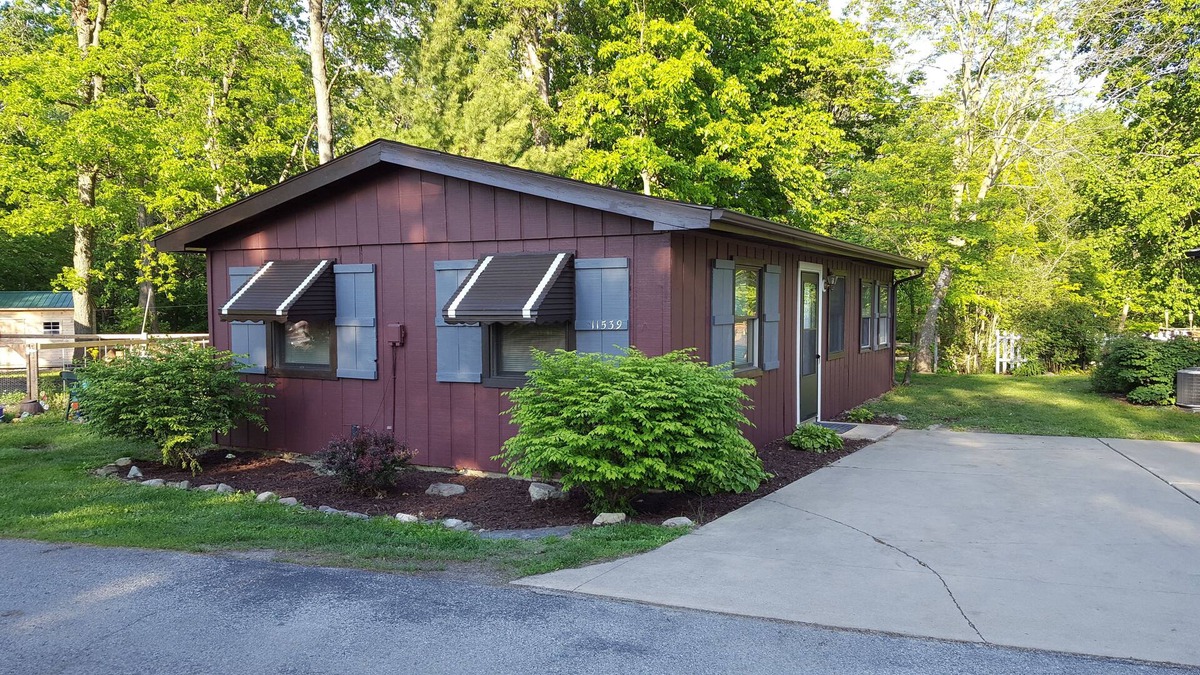 Monticello Cottage | Sweet Cottage in Private Family Resort with Beach, Pool and Lake Freeman Access