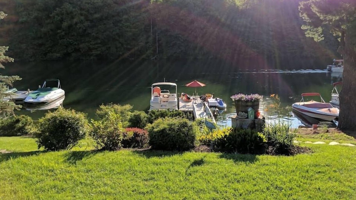 New Fairfield Cottage | Sweet Dotti's Cottage on Candlewood Lake - 60M NYC