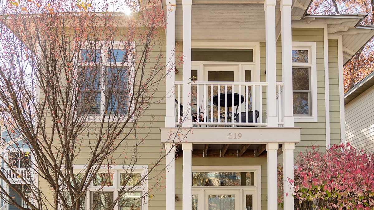 Michigan City Cottage | Sweet Inn Coach House near beautiful beach on Lake Michigan in Beachwalk