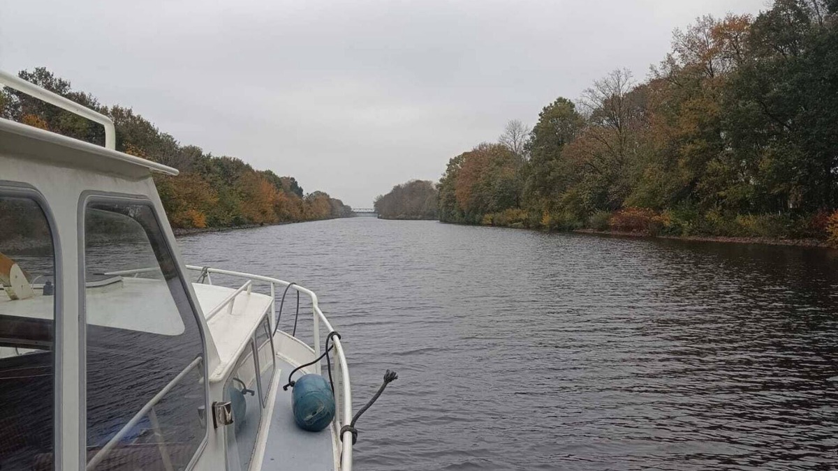 Uberseestadt Boat Rental | Sweet Motoryacht Bremen