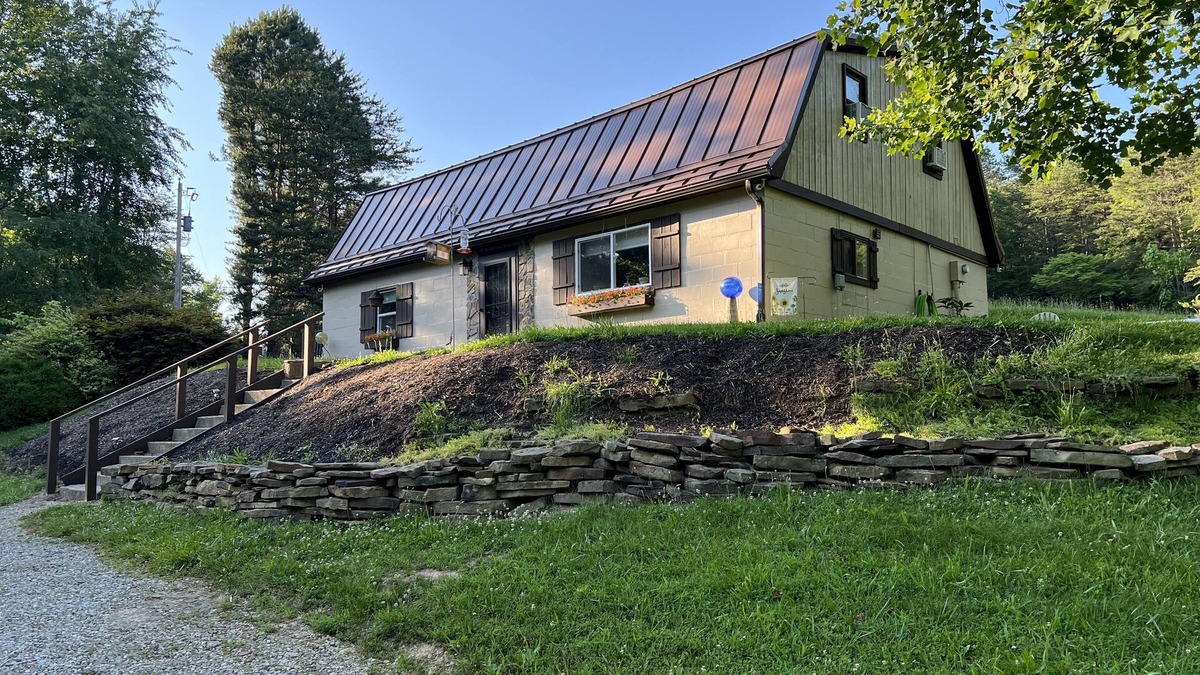 Laurelville Cottage | Sweet Nell’s Cozy Cottage with hot tub in the heart of Hocking Hills.