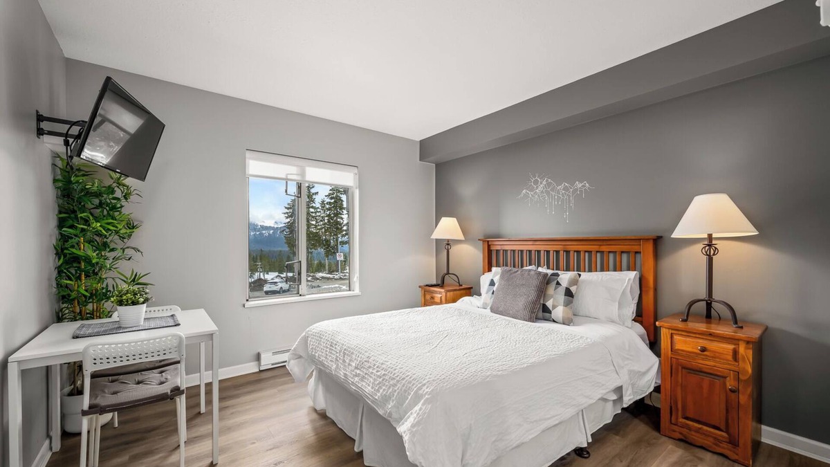 Quathiaski Cove Condo | Sweet Peaksn Prime location , True ski in ski out Bear Lodge