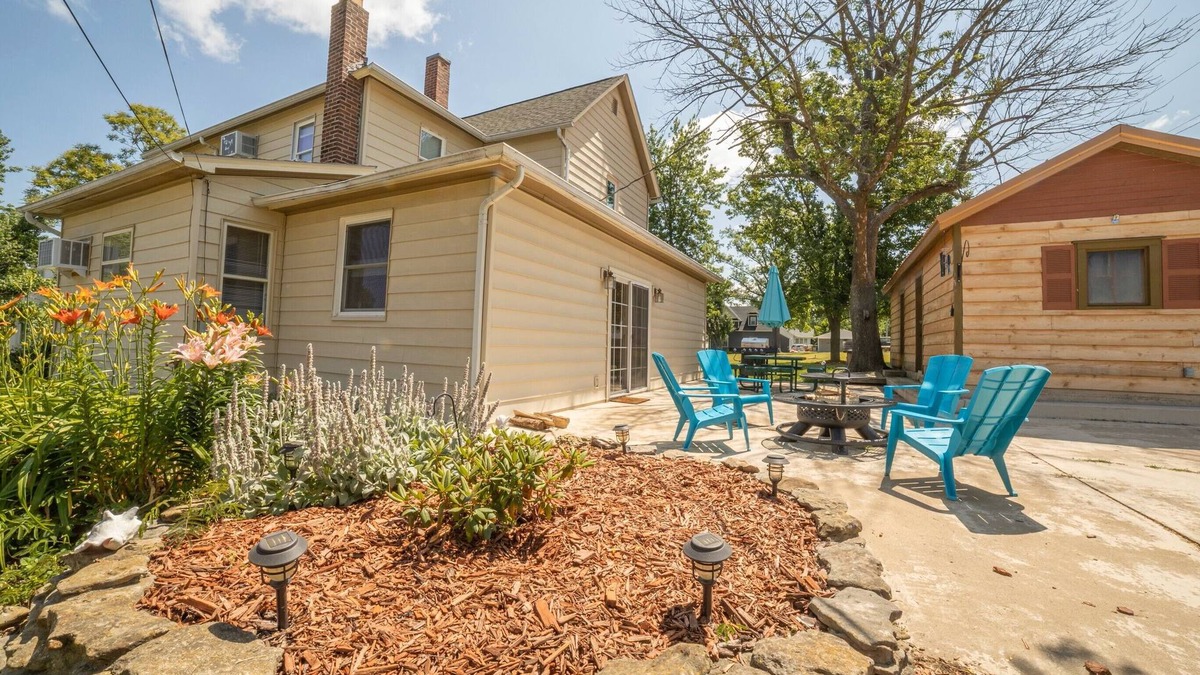 Perry House | Sweet Retreat at Mark Twain Lake! Historic 4BR/2BA Dog & Family Friendly Home!
