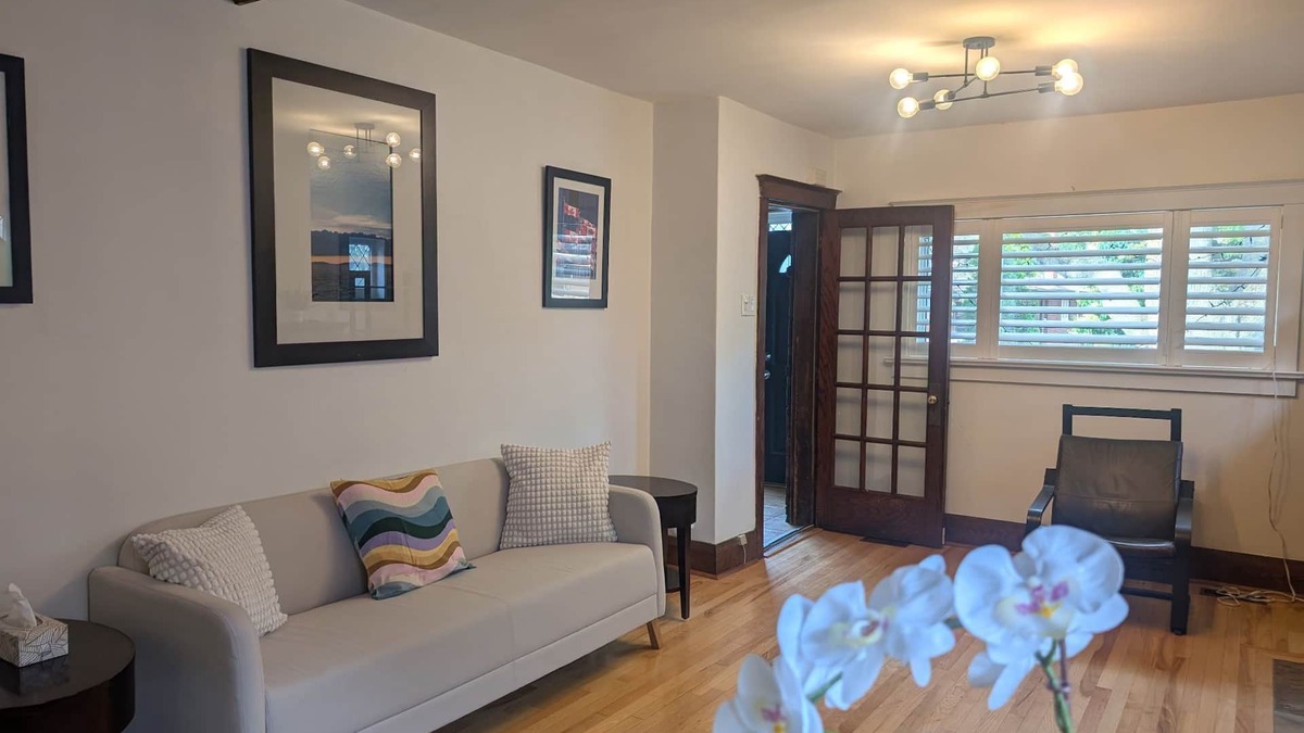 New Toronto House | Sweet room just steps to the lake side