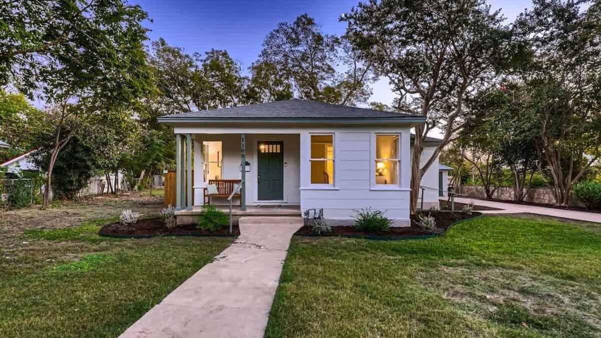 Georgetown House | Sweet Sage Cottage in Old Town Close to the Square