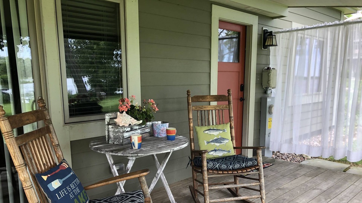 Hustisford House | Sweet Sinissippi Butternut Bungalow a perfect getaway! On Lake Sinissippi!
