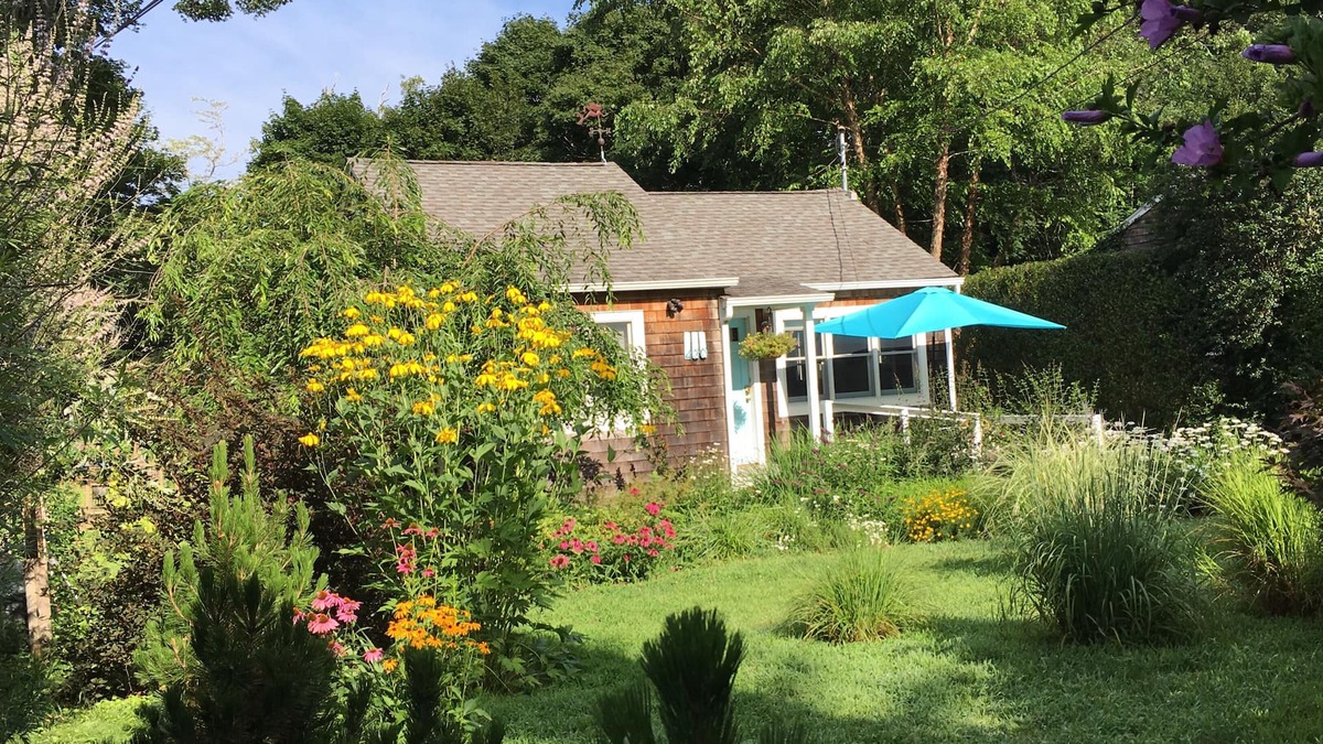 Southold House | Sweet Southold Beach Cottage FALL WINTER SPRING SUMMER 1 min walk to beach