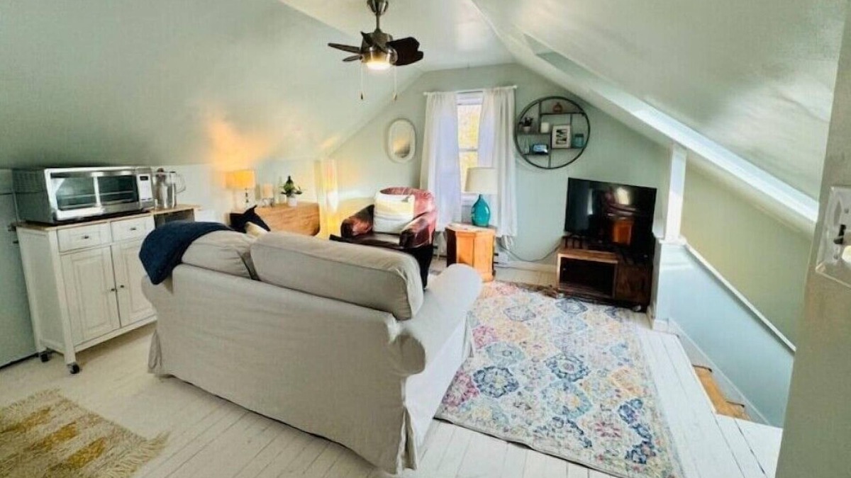 Wallingford Center Apartment | Sweet sparkling clean 1 bedroom