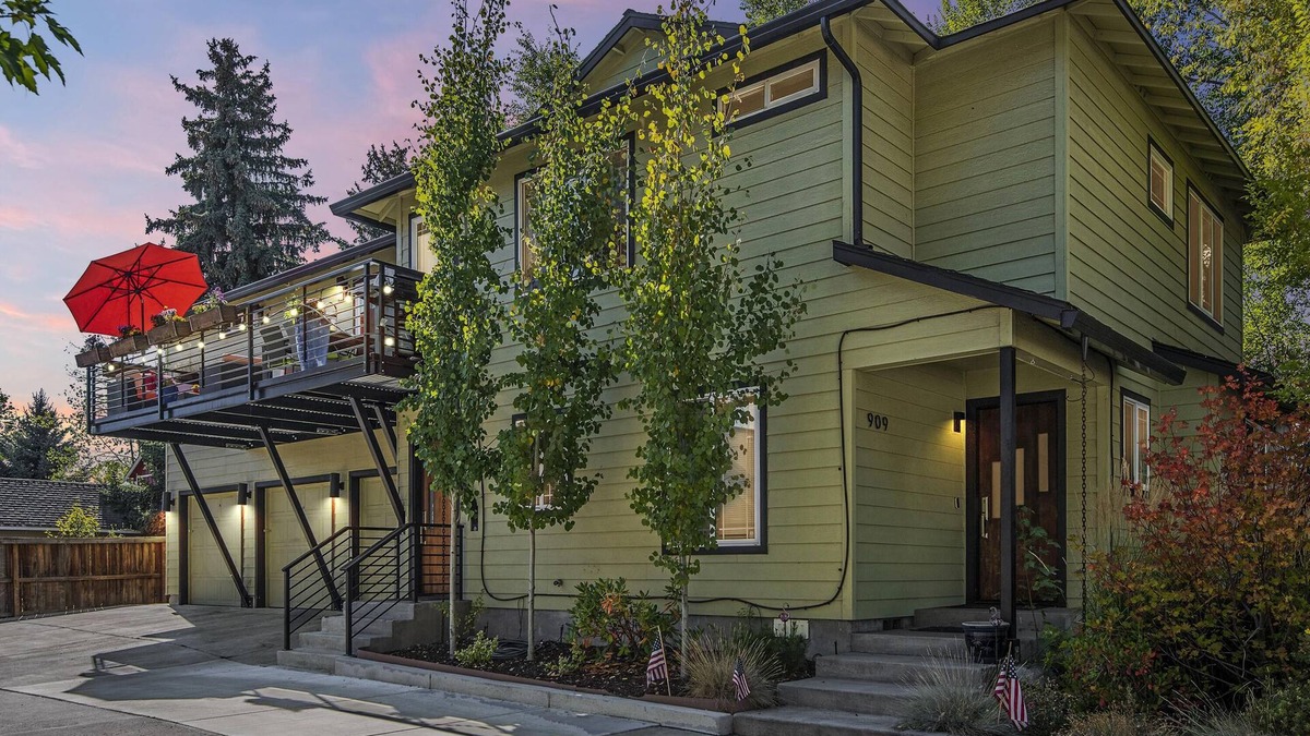 Old Bend House | Sweet Spot- Oasis in Walkable Old Bend, Salt Hot Tub, AC, 100+mbps Wifi, 30 nts