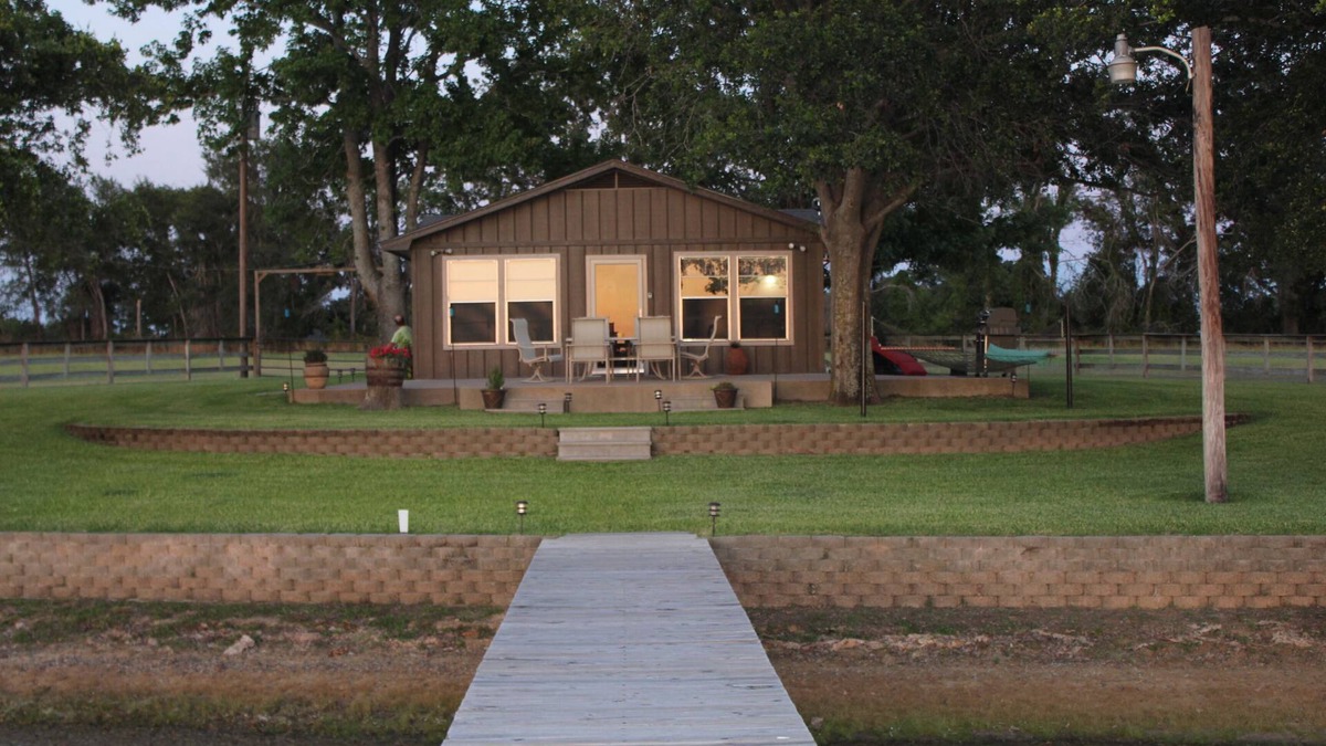 Van Zandt County Cabin | Sweet summertime dates at Lake Side Cabin
