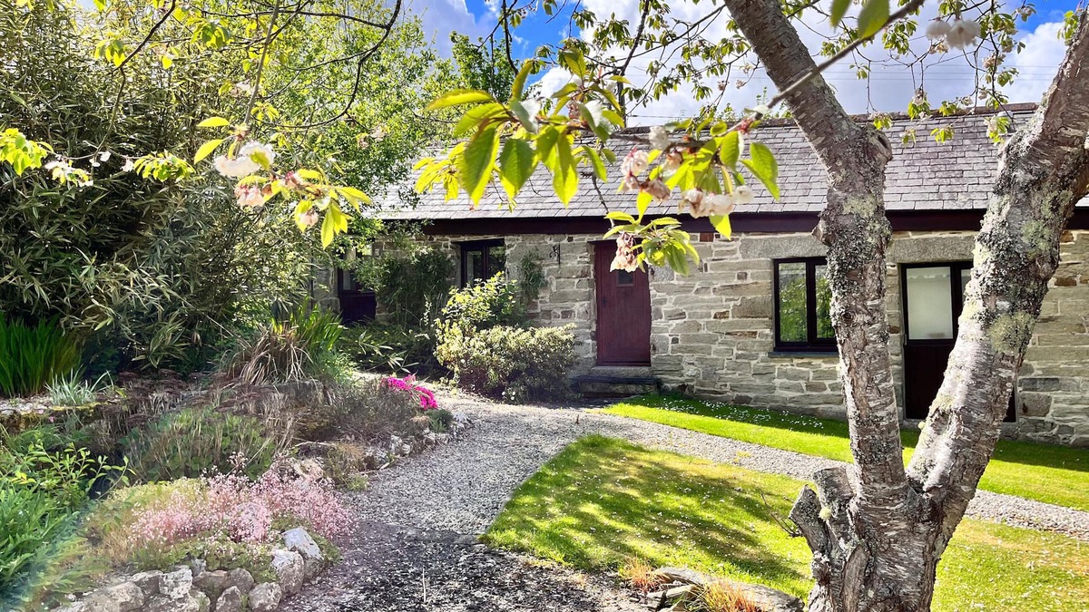 Lower Trengale Cottage | SWIFT COTTAGE, family friendly, with a garden in East Taphouse