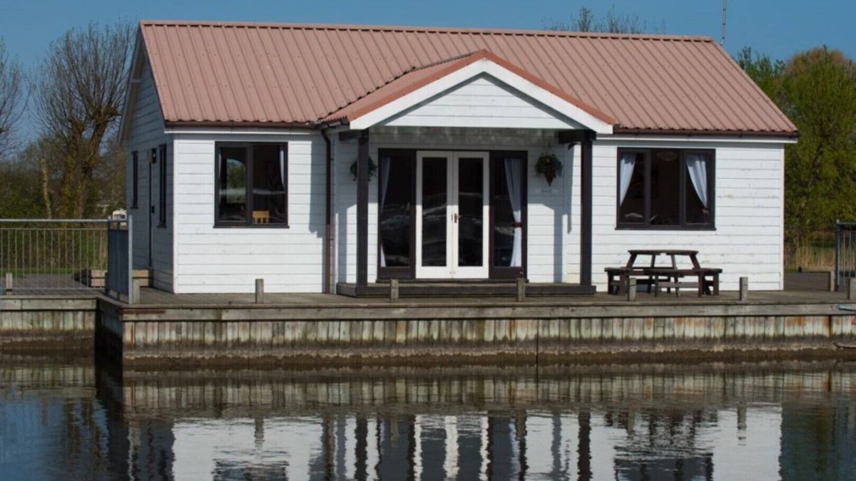 Irstead Cottage | Swift Cottage - three bedroom waterside Cottage - Sleeps 6