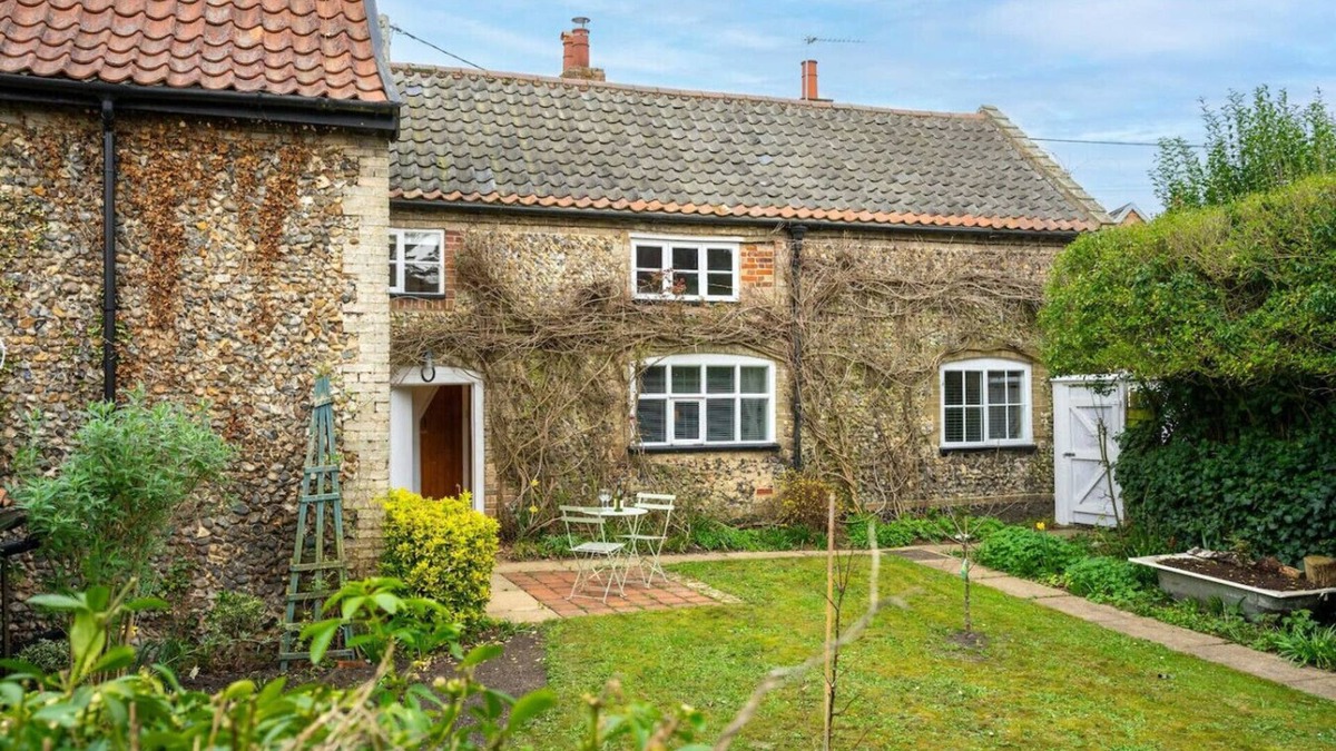 Great Hockham House | Swift Host | School Cottage | Dog Friendly