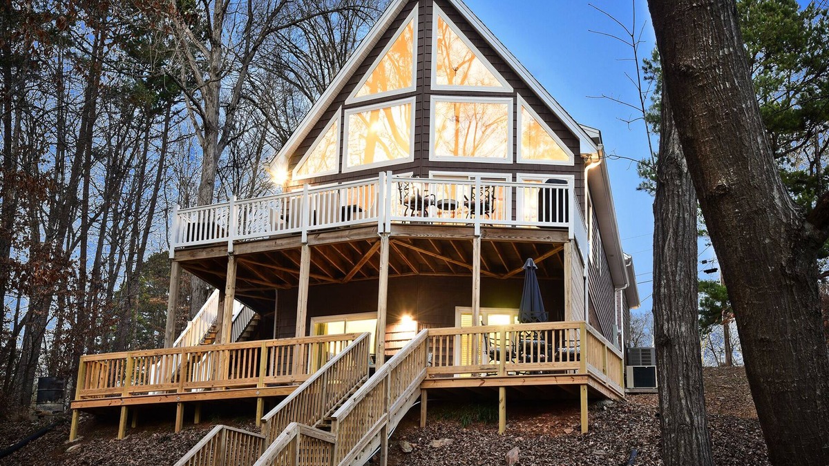 Albemarle House | Swift Island Sunsets: Lakefront, Cozy, Sleeps 8