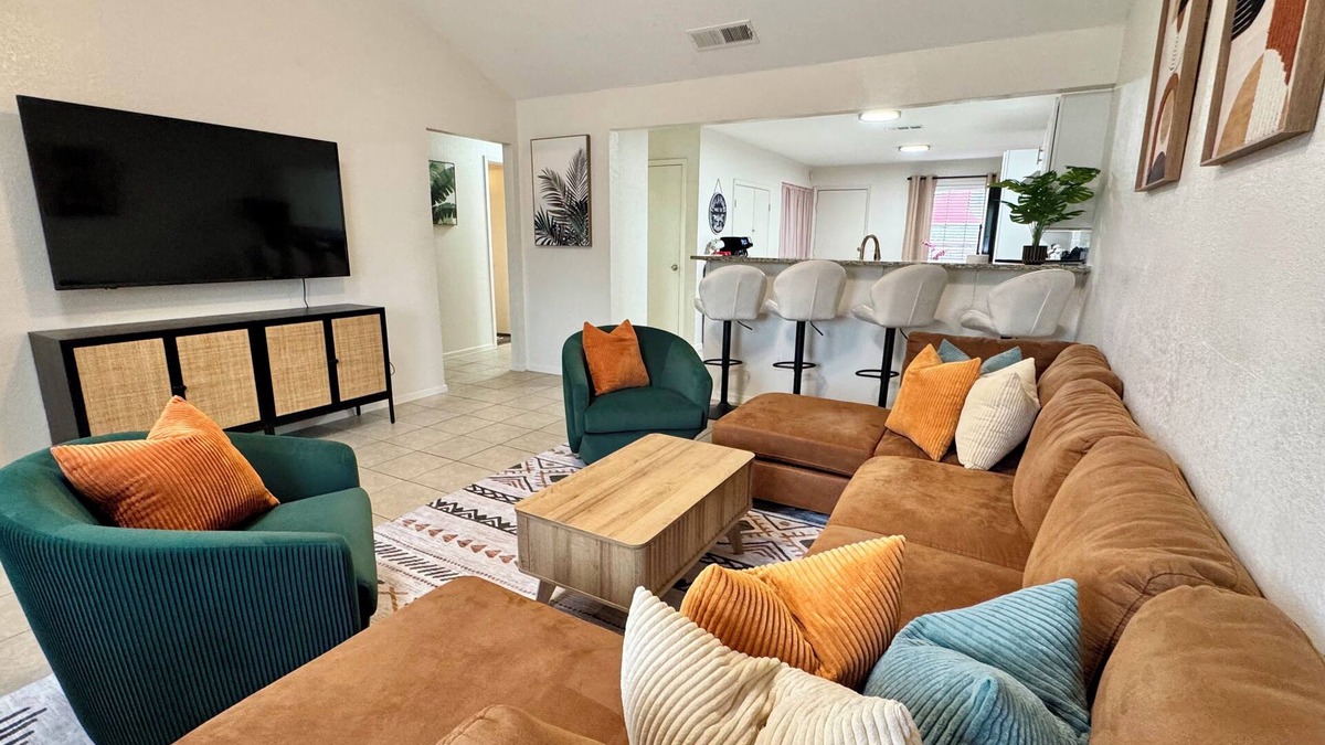 Reno House | Swim, Hike, Explore & Relax just minutes from lakes-beaches, nature & Ft. Worth!