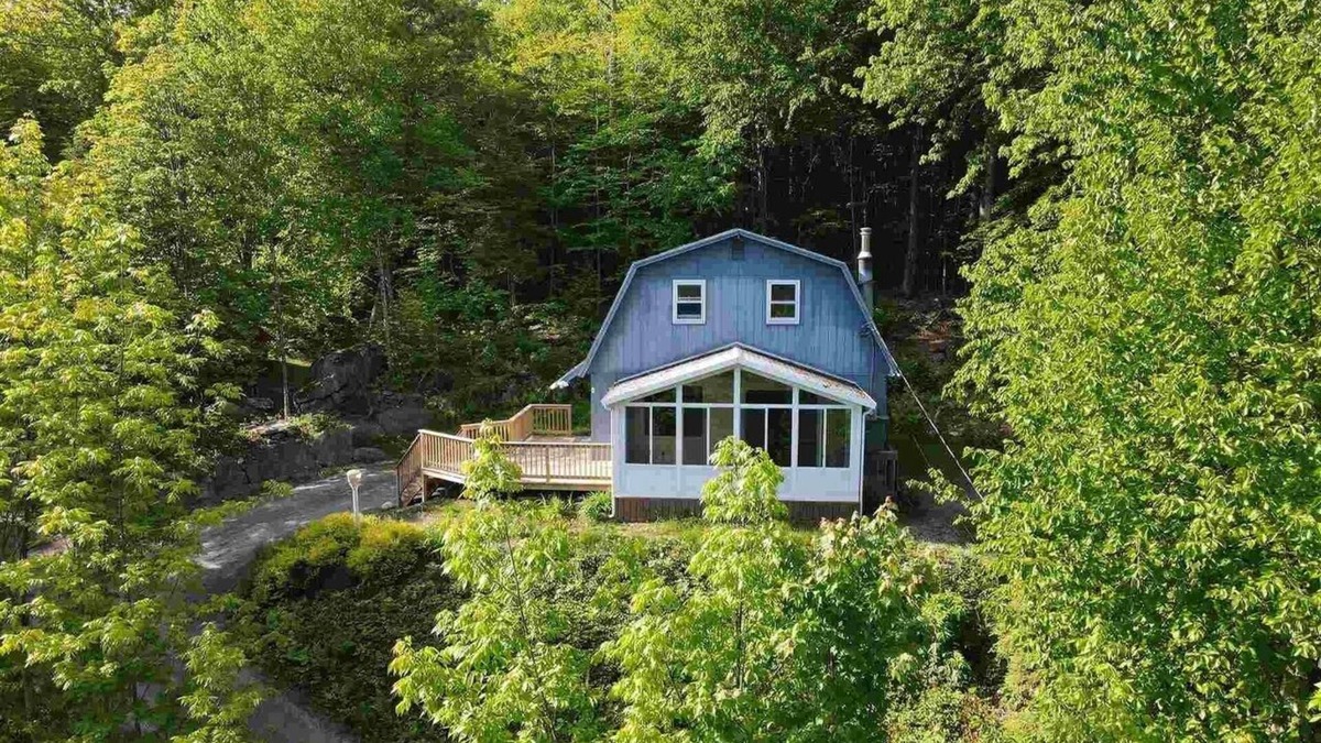 Newbury House | Swim, Hike, Paddle, and Relax on a 21-Acre Pond in the Lake Sunapee Region