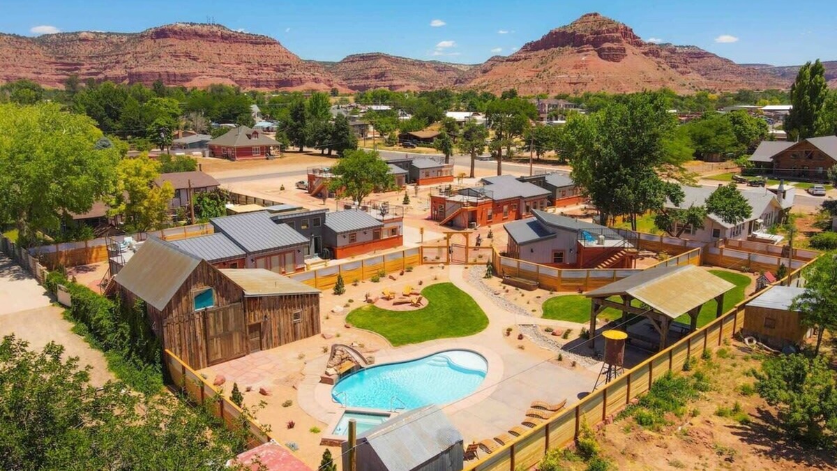 Kanab House | Swim & Stargaze in Kanab! Timber + Tin H 2BR 2BA, Resort Pool & Hot Tub