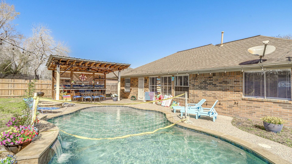 Spring House | Swim & Unwind: Pet-Friendly Home in Spring!