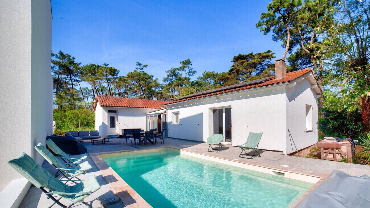 La Faute-sur-Mer Ski Chalet | Swimming pool & access to a natural reserve