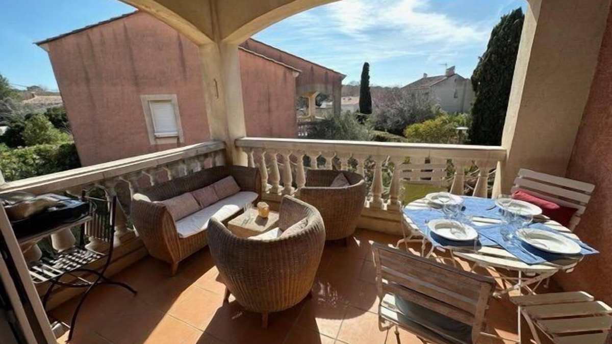 Le Brusc Apartment | Swimming pool, beach at foot, two bedrooms