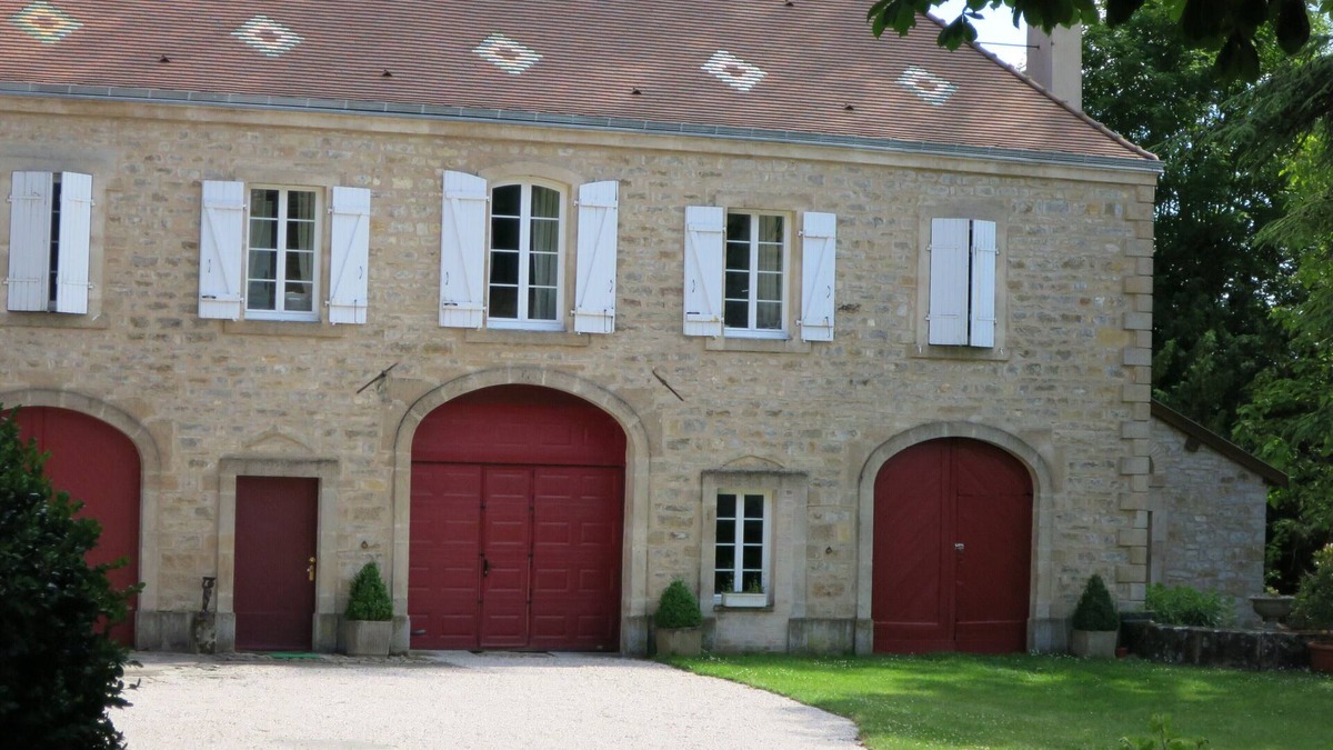 Baulme-la-Roche House | Swimming pool and tennis court: Charming 16th-century property with 2.8-hectare park
