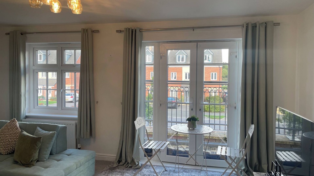 Swindon House | Swindon Double En-suite Home with Garage and Free Parking! Contractors!