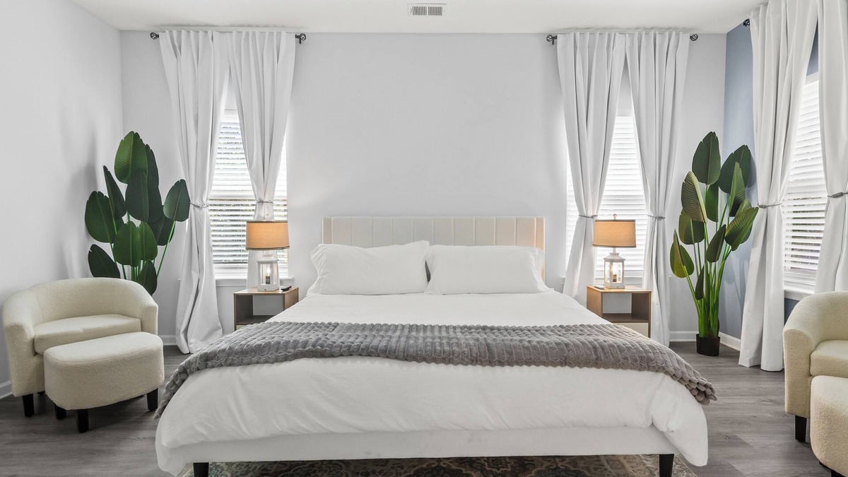 Gainesville House | Swing by the HEART of Gainesville to relax & more
