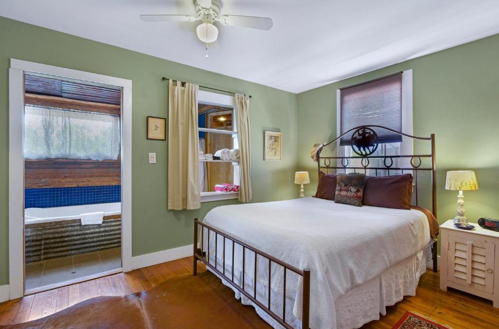Dripping Springs House | Swing On Inn- Honeycomb Hideaway Suite