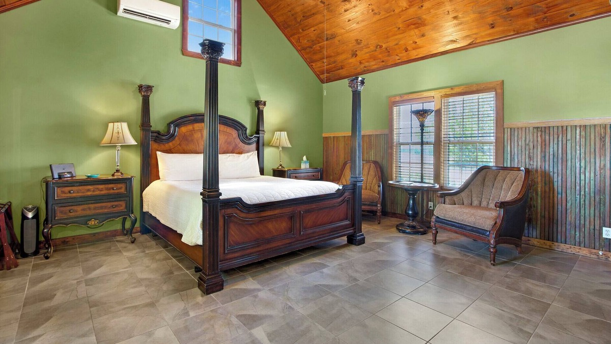 Dripping Springs Cottage | Swing On Inn I Hankie Pankie Cottage