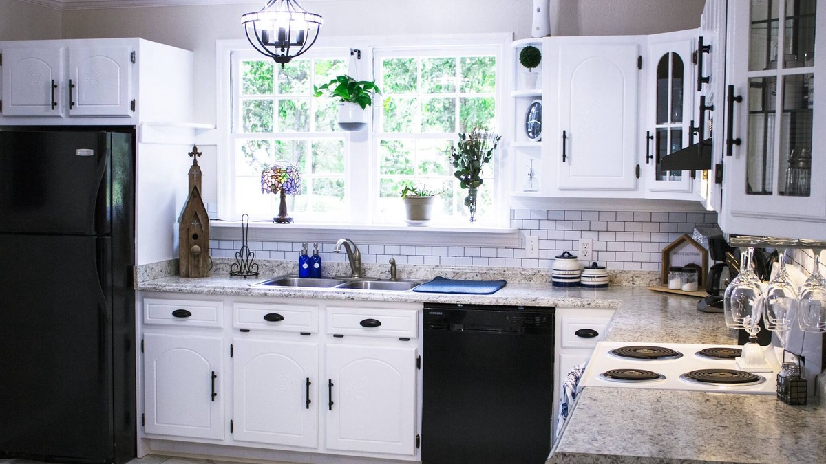 Dothan Cottage | Swing the day away at this adorable 1952 cottage